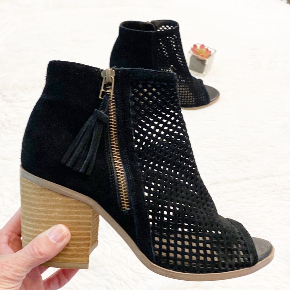 SOLE SOCIETY x Nordstroms Black Suede perforated peep toe heel sandal women sz 8